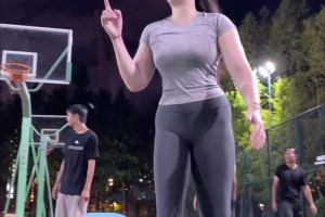 1米82的野球美女来了，肘姐这身材太顶啦